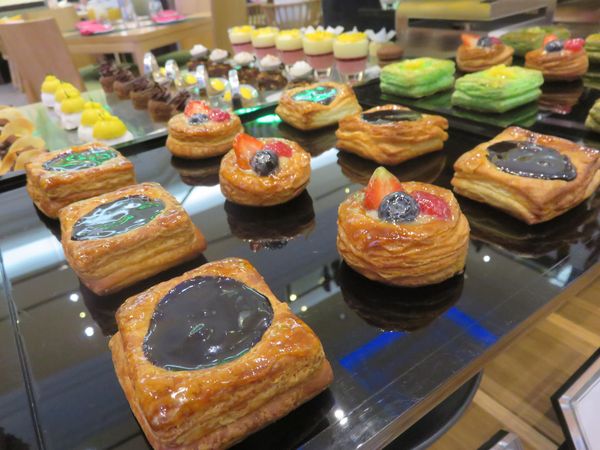Menikmati Vanilla Bourbon Tea dengan Aneka Cake Mungil
