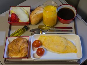Tersedak Saat Makan di Pesawat, Penumpang Qatar Airways Ini Berakhir Tewas Tersedak Saat Makan di Pesawat, Penumpang Qatar Airways Ini Berakhir Tewas