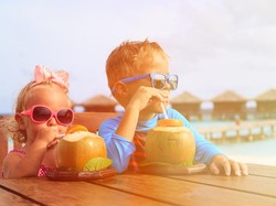 5 Manfaat Sehat untuk Si Kecil Jika Rutin Diberikan Air Kelapa