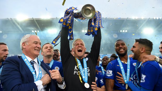 LEICESTER, ENGLAND - MAY 07:  Kasper Schmeichel of Leicester City lifts the Premier League Trophy as players and staffs celebrate the season champion after the Barclays Premier League match between Leicester City and Everton at The King Power Stadium on May 7, 2016 in Leicester, United Kingdom.  (Photo by Michael Regan/Getty Images)