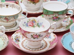 Aneka Cangkir dan Poci Teh Bermotif Bunga Cantik