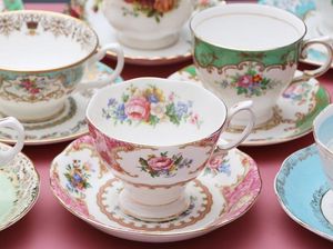 Aneka Cangkir dan Poci Teh Bermotif Bunga Cantik Aneka Cangkir dan Poci Teh Bermotif Bunga Cantik