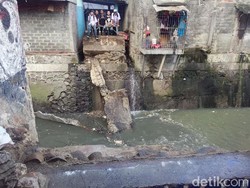 Jembatan Penghubung 2 RW di Manggarai Roboh, Warga Terpaksa Jalan Memutar