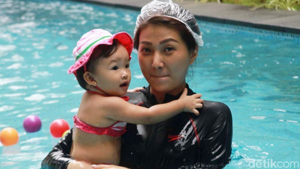 Cute! Putri Ruben Onsu dan Sarwendah Berbikini