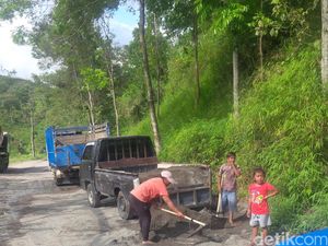 Wanita Kuat asal Malang, Kisah Sekarsari Jadi Kuli Angkut Pasir Sungai