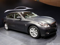 Mesin Mati Mendadak, Infiniti Tarik Mobil Hybrid