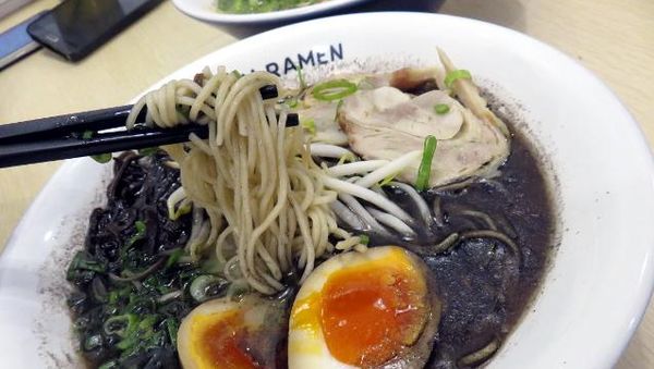 Hangat Gurih Ramen Berkuah Hitam Bertopping Tori Chashu