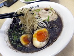 Ippon Ramen: Slurp! Hangat Gurih Ramen Berkuah Hitam dengan Topping Tamago dan Tori Chashu