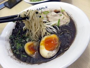 Hangat Gurih Ramen Berkuah Hitam Bertopping Tori Chashu Hangat Gurih Ramen Berkuah Hitam Bertopping Tori Chashu