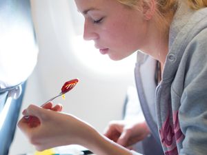 Makanan yang Perlu Dihindari Saat Penerbangan Panjang Agar Perut Tak Kembung