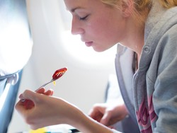 Makanan yang Perlu Dihindari Saat Penerbangan Panjang Agar Perut Tak Kembung