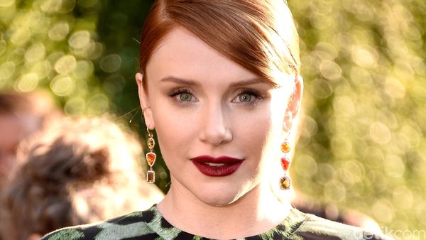 Penampilan Bryce Dallas Howard Dibalut Dress Animal Print
