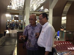 Pagi-pagi Menhub Budi Sambut Penumpang Kedatangan Perdana di Terminal 3