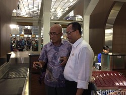 Pagi-pagi Menhub Budi Sambut Penumpang Kedatangan Perdana di Terminal 3