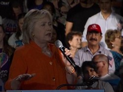 Ayah Penembak Brutal Kelab Gay AS Hadiri Kampanye Hillary Clinton