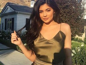 Blak-blakan Kylie Jenner Hobi Selfie di... Depan Kulkas