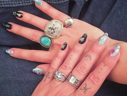 Tarot Nails, Menghias Kuku Secara Mistis Sesuai dengan Kartu Tarot