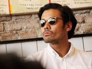 Jelang Filosofi Kopi 2, Chicco Jerikho Panjangkan Rambut Jelang Filosofi Kopi 2, Chicco Jerikho Panjangkan Rambut