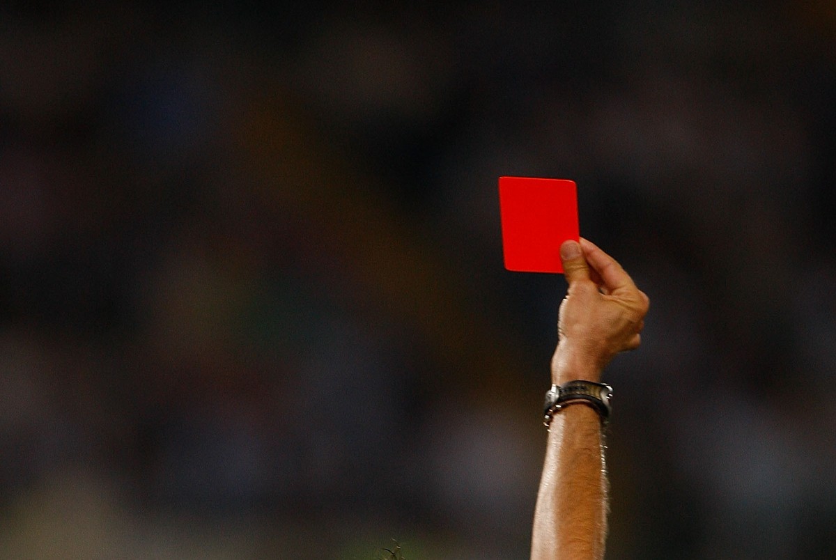 Kartu Merah Paling Absurd: Lempar Bola Kena Bola (Getty Images)