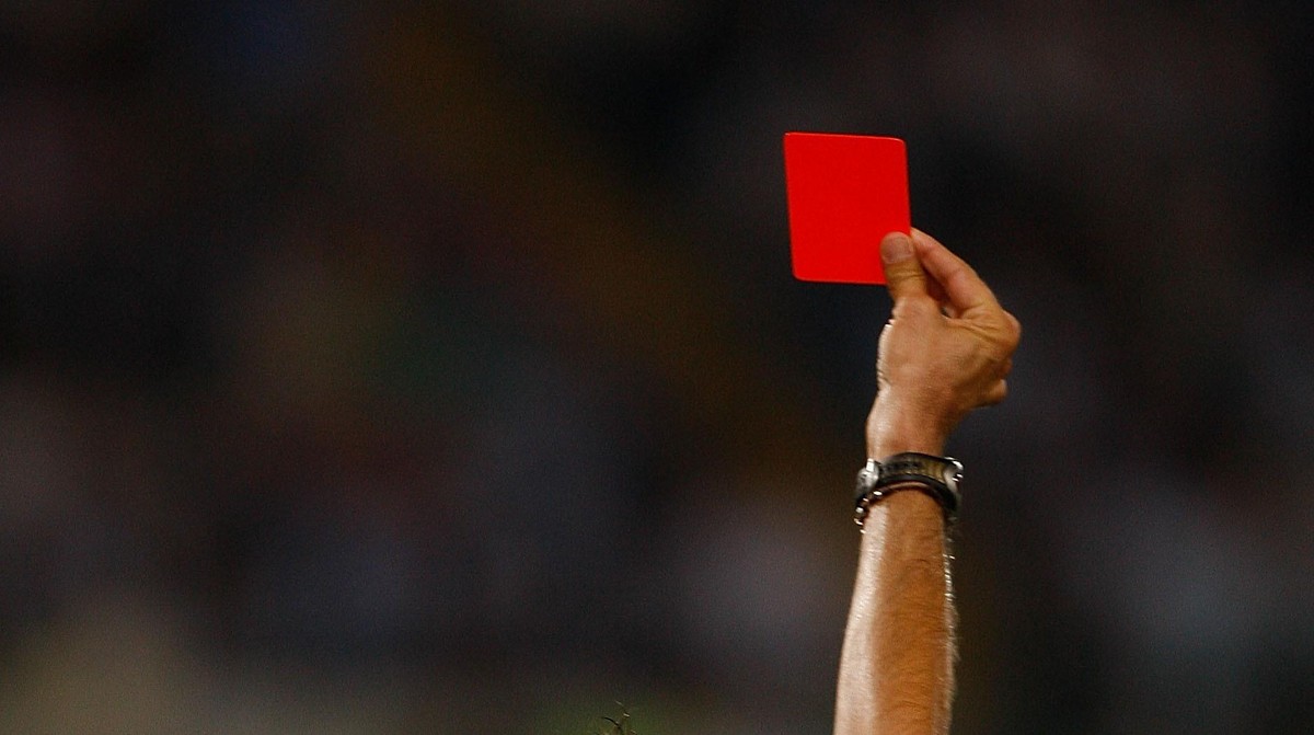Pesepakbola Maksa Wasit Lihat HP, Kena Kartu Merah. (Foto: Getty Images)