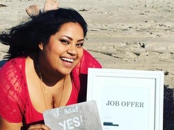 Wanita Ini Lakukan Pemotretan Romantis untuk Rayakan Diterima Kerja