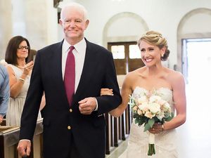 Calon Pengantin Jalan ke Altar Didampingi Pria yang Menerima Jantung Ayahnya