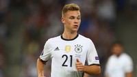 Pada 2015/2016, giliran Stuttgart yang digembosi. Bayern membawa Joshua Kimmich. (Foto: Getty Images/Alexander Hassenstein)