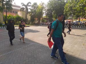 Lima WNA yang Diamankan di Sutorejo Diserahkan ke Imigrasi