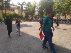 Lima WNA yang Diamankan di Sutorejo Diserahkan ke Imigrasi