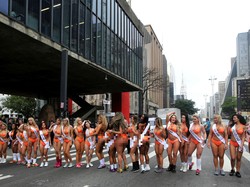 Pamer Bokong, Finalis Miss BumBum Berparade Tutup Jalanan di Brazil