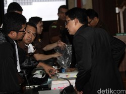 Saksi Ahli: Jessica Menggaruk Paha Sebelah Kanan dan Tangan