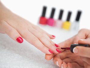 Aman Nggak Sih Ibu Hamil Pakai Kuteks?