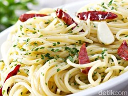 4 Polisi Italia Ini Dipuji karena Buatkan Pasta untuk Manula Kesepian