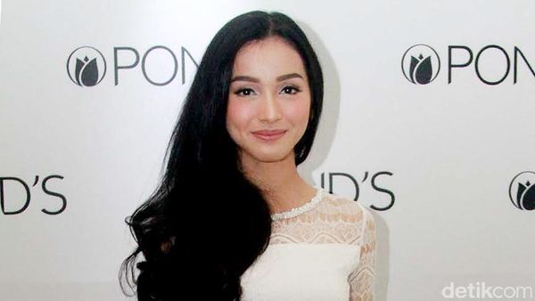 Cantiknya Tya Arifin