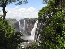 Zimbabwe dan Zambia Dipisahkan Air Terjun Cantik Raksasa