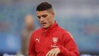 Di awal musim 2019/2020, Unai Emery memercayakan ban kapten Arsenal ke Granit Xhaka. Dua pekan berselang, ban kapten tak lagi jadi milik Xhaka berkat makiannya dalam merespons cemoohan suporter. Foto: Nils Petter Nilsson/Ombrello/Getty Images