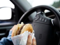 Makan Sambil Nyetir akan Dianggap Pelanggaran Hukum di New Jersey