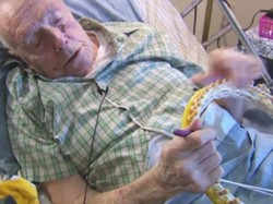 Sakit dan Tergolek di Tempat Tidur, Kakek Ini Terus Menyulam untuk Tunawisma