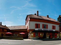 Hotel Galau di Perbatasan, Lantai 1 di Prancis Lantai 2 di Swiss