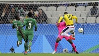 Kolombia hanya butuh waktu empat menit untuk membuka skor. Teofilo Gutierrez menjebol gawang Nigeria setelah memaksimalkan umpan matang dari Dorlan Pabon. Paulo Whitaker/Reuters.