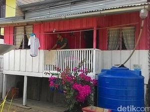 Rumah Unik di Perbatasan Kalimantan: Ruang Tamu di Indonesia, Dapur di Malaysia Rumah Unik di Perbatasan Kalimantan: Ruang Tamu di Indonesia, Dapur di Malaysia