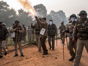 Yang Polisi, Algojo dan Pahlawan