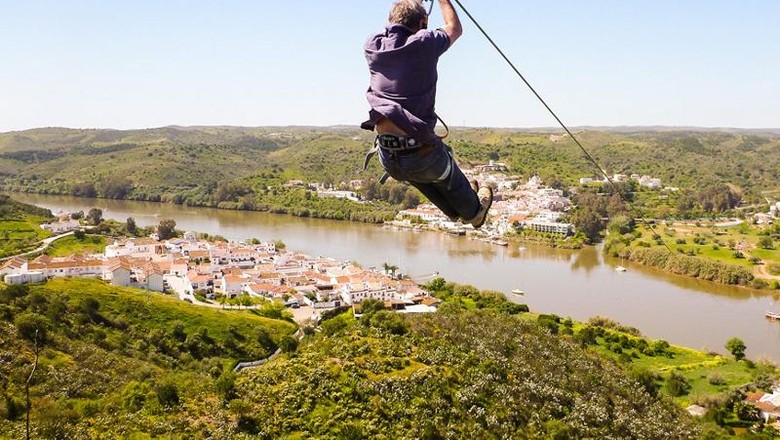 Flying fox ekstrem, naik dari Spanyol mendarat di Portugal (Limit Zero) Flying fox ekstrem, naik dari Spanyol mendarat di Portugal (Limit Zero)