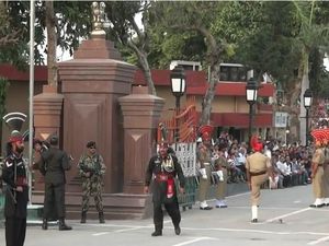 Upacara Unik Pergantian Pasukan di Perbatasan India-Pakistan Upacara Unik Pergantian Pasukan di Perbatasan India-Pakistan