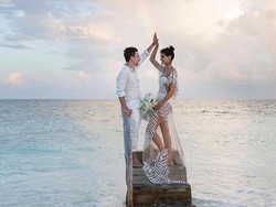 Model Brazil Ini Menikah Hanya Pakai Bikini dan Gaun Transparan