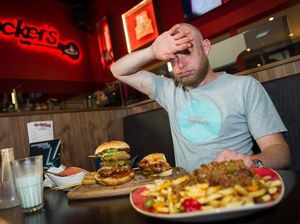 Pria Ini Berhasil Habiskan Burger Challenge Terpedas Kurang dari 30 Menit
