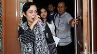 Julia dan Dessy Menangis di Pengadilan Tipikor