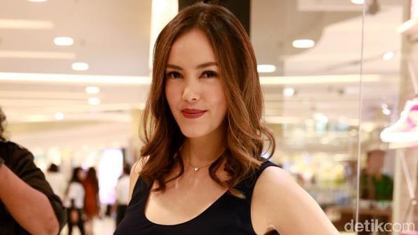 Kecantikan Cathy Sharon dan Julie Estelle
