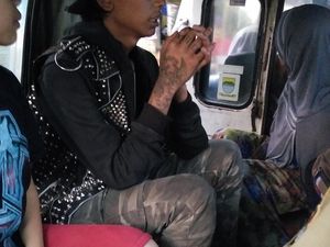 Begini Aksi Pengamen Punk di Angkot Bandung yang Meresahkan Warga Begini Aksi Pengamen Punk di Angkot Bandung yang Meresahkan Warga