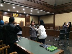 Menyesal Terima Duit Suap Proyek, Julia dan Dessy Menangis di Persidangan
